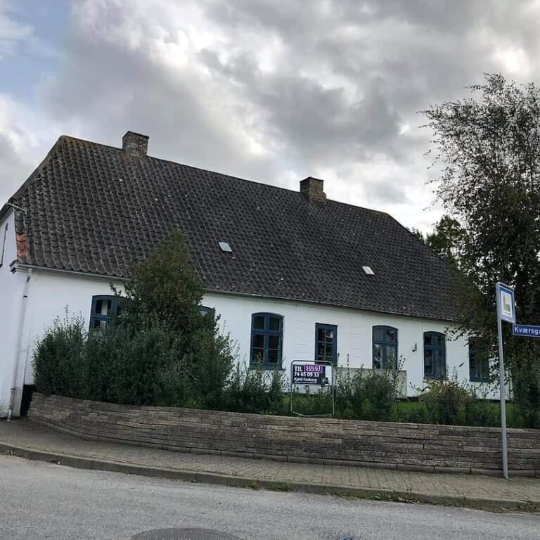 Så kom "Solgt" skiltet op på barndomshjemmet 👍