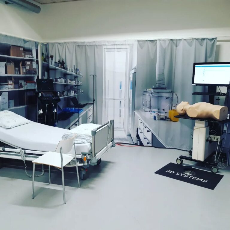 Er igang med at gøre klar til et nyt ultralydskursus på @sygehussonderjylland. Sygehuset kommer nu til at tilbyde uddannelseslæger på sygehuset et kursus i fokuseret lungeultralyd (FLUS), hvor man på få minutter kan udelukke flere akutte tilstande, som fx pneumothorax, lungeødem og pleuravæske. Kurs…