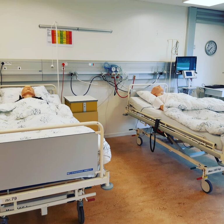 Når læger skal lære at stå med akutte patienter, er en god måde at lære på simulationstræning, som jeg skal være med til i dag. Dukkerne kan tale, få målt blodtryk og andre værdier og du kan endda give dem medicin. Her træner vi rigtige kliniske cases, bare på dukker, så vi er klædt godt på når vi m…