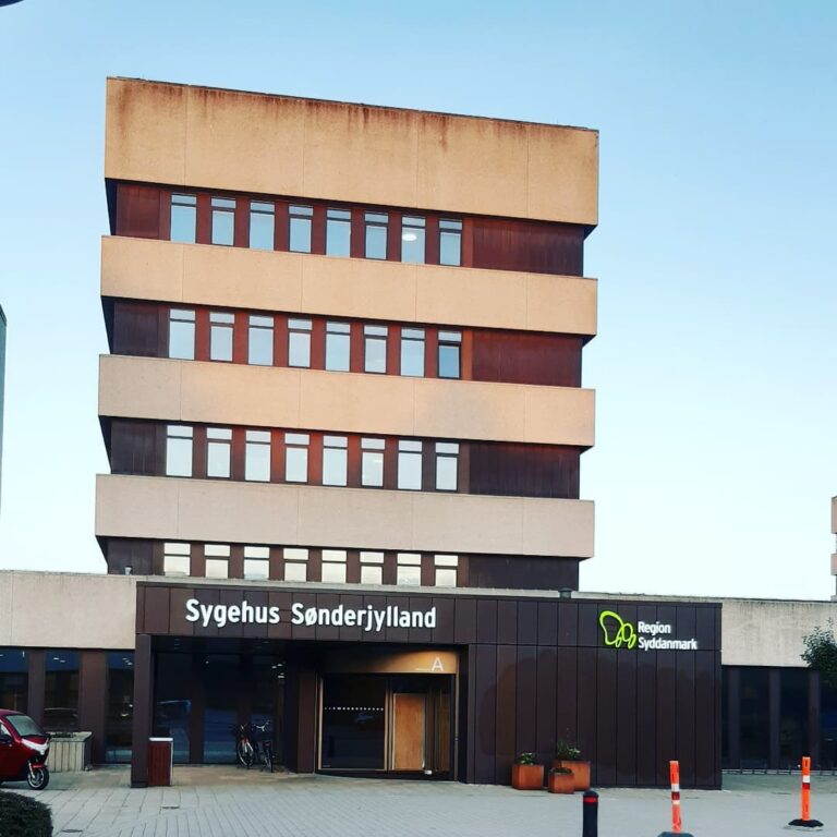 Efter et fantastisk halvt år på kardiologisk afdeling på Aabenraa Sygehus starter jeg i dag på Medicinske Sygdomme på Sønderborg Sygehus. Det bliver meget spændende at skulle arbejde med andre medicinske specialer, men også på en ny sygehusmatrikel. Her skal jeg være det næste halve år. Den første d…