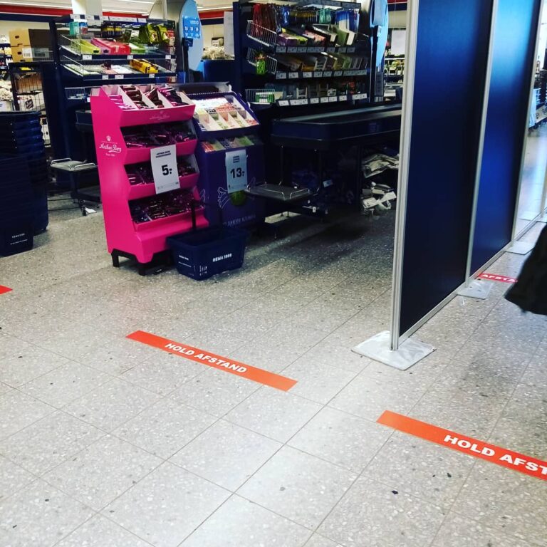 Butik anno 2020 med sprit ved indgangen, ventestreger, skærme mellem kunde og medarbejder og imellem de to køer. Gad vide hvor mange af de initiativer der overlever efter coronatiden? #COVID19 #COVID19dk