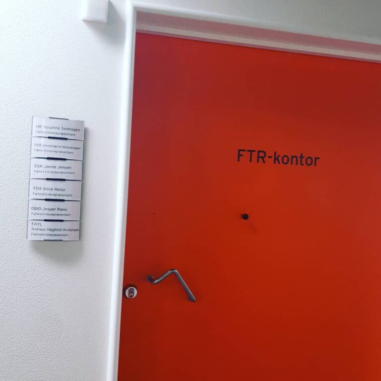 Første dag på nyt kontor. De fleste læger ved hvor vigtigt det er med et godt samarbejde med de andre faggrupper på sygehuset. Derfor har jeg nu også fået kontor sammen med FTR for de andre faggrupper på sygehuset. Det giver bedre mulighed for sparring og udveksling af information om hvor godt det g…