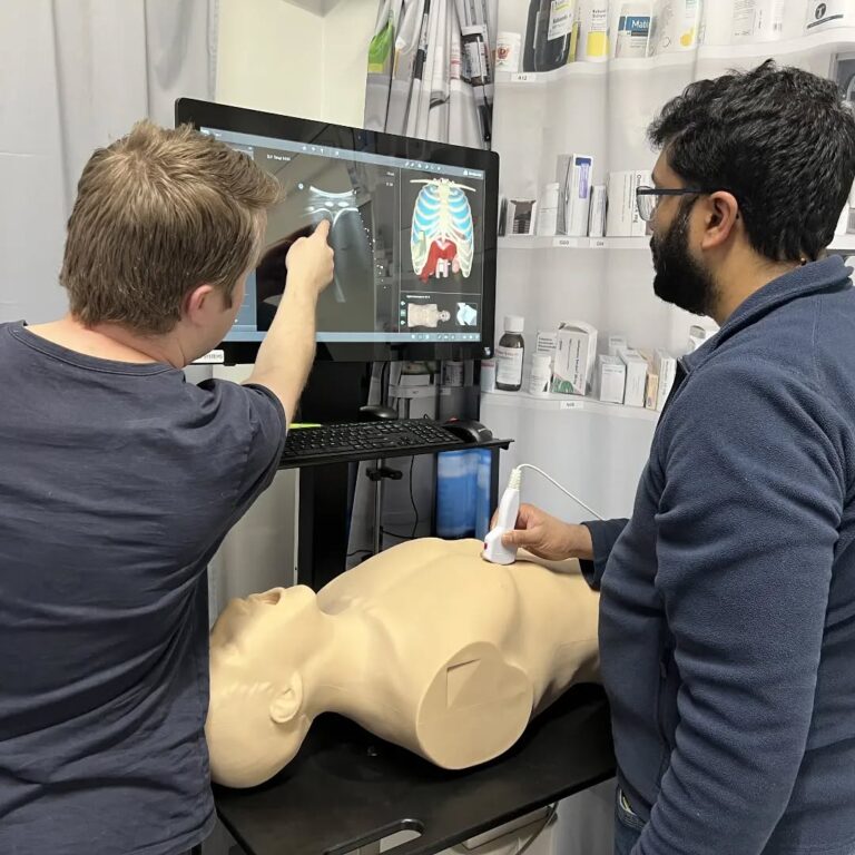 Dette er en ultralydssimulator, som vi har fået til vores ultraludskursus på @sygehussonderjylland. Den kan simulere patologi når man scanner lungerne, så kursisterne kan træne dette og genkende det når de scanner patienterne #yngrelæger #læger #FLUS #ultralyd #geriatri #akutmedicin