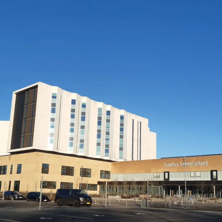 Skal i dag gå weekend-stuegang på Medicinske sygdomme, hvor jeg får fornøjelsen af sygehusets bedste udsigt. Afdelingen ligger nemlig oppe på penthouse-etagen af bygningen 🙂 #yngrelæger #læger