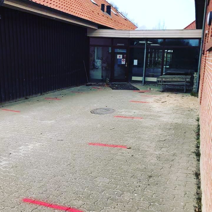 År 2020 vil nok blive husket for de mange ændringer i vores hverdag. Hvem havde troet at der nu ville komme ventestreger foran skolerne og i butikkerne? #coronadk #COVID19dk #COVID19