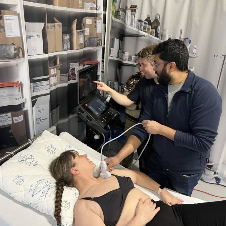 Ved et nyt ultralydskursus på @sygehussonderjylland er der fokus på hands-on træning, hvor kursisterne scanner hinanden og øver sig inden de skal ud og scanne patienterne #yngrelæger #læger #FLUS #ultralyd #geriatri #akutmedicin