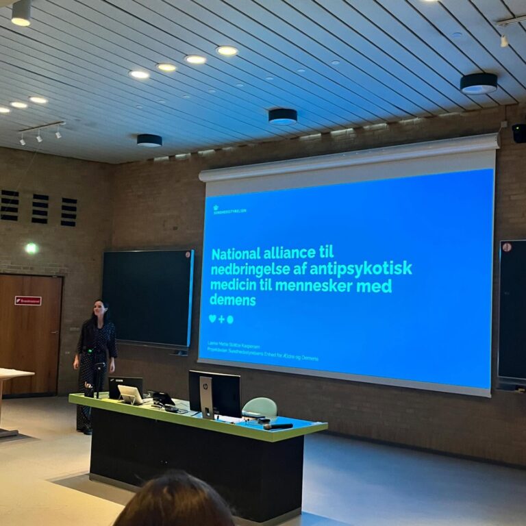 Lærke Kaspersen fra Sundhedsstyrelsen kom forbi på Efterårsmødet og fortalte om deres arbejde med nedbringelse af antipsykotika hos demente #yngregeriatere