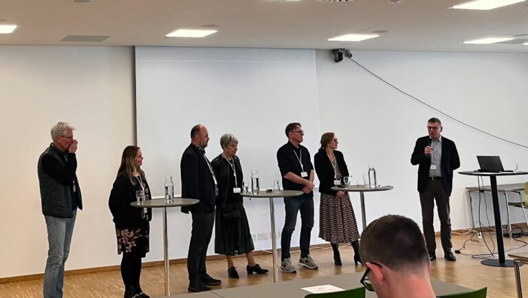 I dag var geriatere og onkologer fra hele landet samlet til et symposium med fokus på bedre kræftbehandling af de ældre. Det sluttede med en paneldebat om emnet og dannelsen af et nyt selskab for geriatrisk onkologi #dksund #dcccage