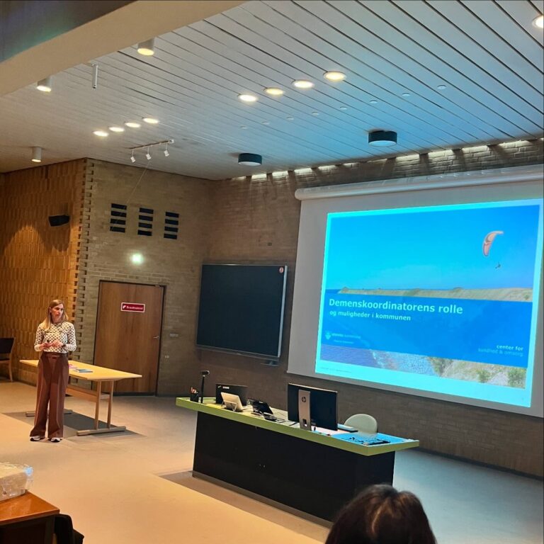 Malene Simonsen fortæller til efterårsmødet om mulighederne for demenskoordinatorerne i kommunen #yngregeriatere