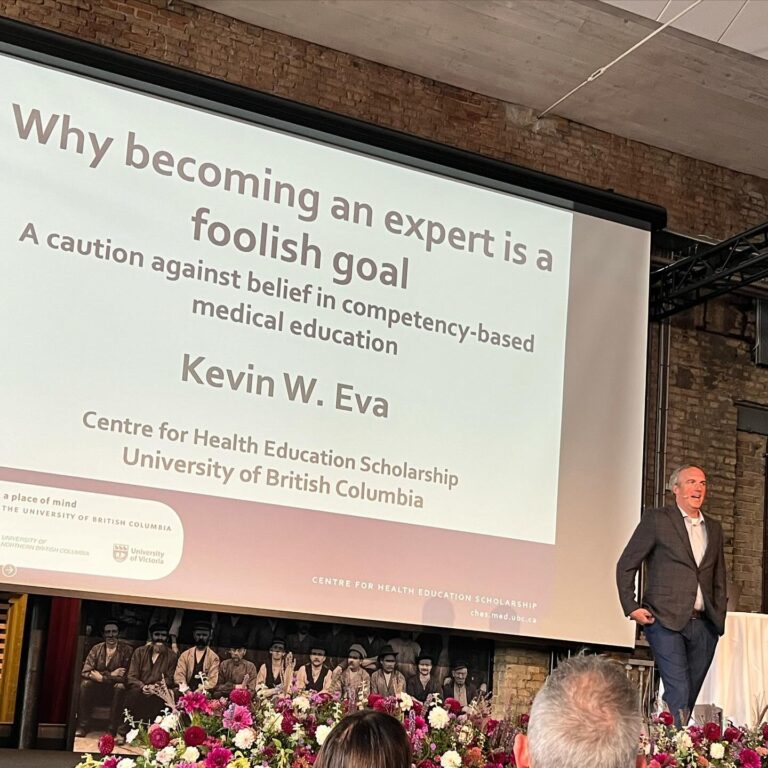 Kevin Eva, der er professor i medicinsk uddannelse ved University of British Columbia, kom forbi på #MUK2023 i går og fortalte om forskellige dilemmaer ved kompetencebaseret læring, som lægers efteruddannelse består af